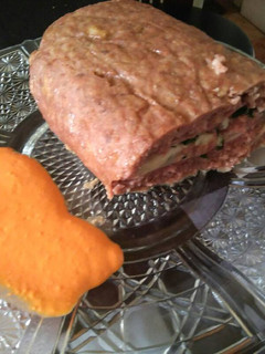 Una foto de Rollo de carne relleno y acompaña salsa de pimientos de piquillo