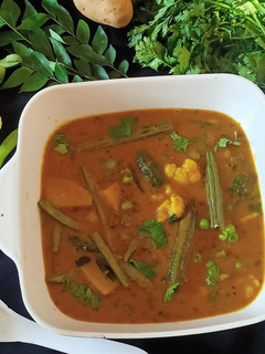 સિંધી કઢી (Sindhi Kadhi Recipe In Gujarati) રેસીપી મુખ્ય ફોટો