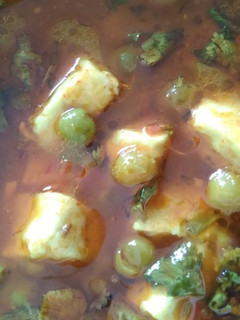 A picture of Matar paneer.