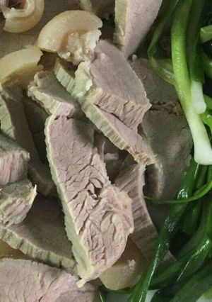 Hình của món Bê luộc chấm mắm gừng.