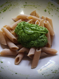 Una foto de Macarrones integrales con pesto de Espinacas. 🌾VEGANO🌾