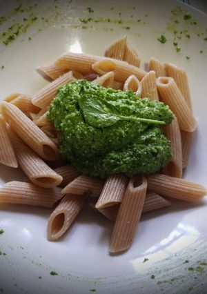 Una foto de Macarrones integrales con pesto de Espinacas. 🌾VEGANO🌾