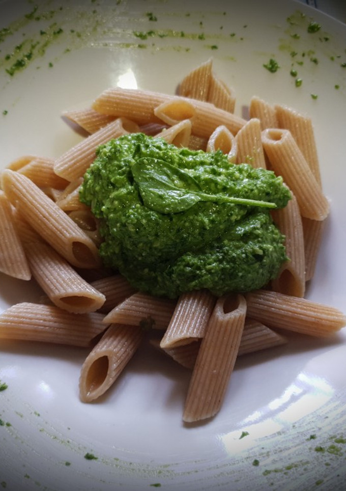Una foto de Macarrones integrales con pesto de Espinacas. 🌾VEGANO🌾