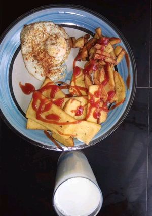 A picture of Fried yam with egg and Irish potatoes.
