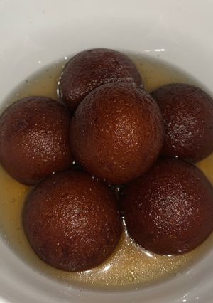 गुलाब ज़ामुन (Gujab Jamun recipe in Hindi) रेसिपी मुख्य फोटो
