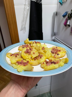 Una foto de Patatas baby con tacos de jamón