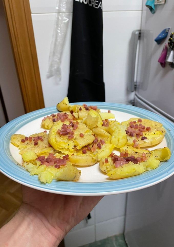 Una foto de Patatas baby con tacos de jamón
