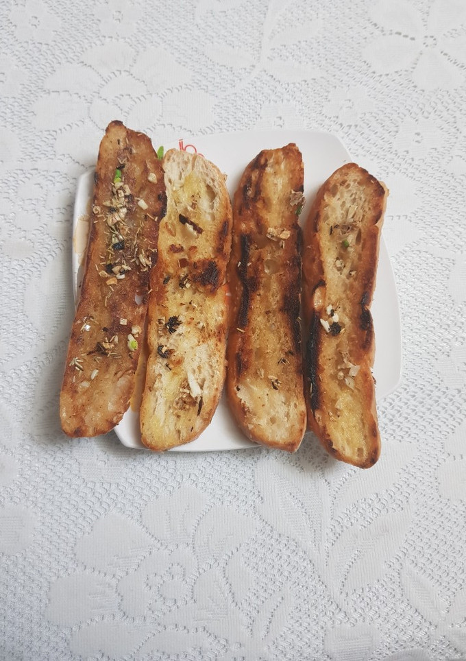 Una foto de Pan al ajo y romero