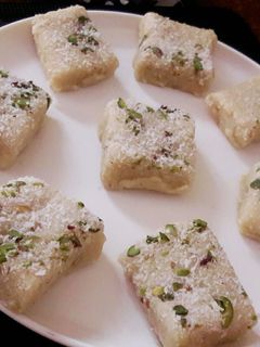 सूजी मावा बर्फी (Suji Mava Barfi recipe in Hindi) रेसिपी मुख्य फोटो