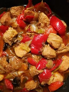 Una foto de Wok de pavo con verduras 🦃