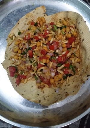 A picture of Papad Bhel.