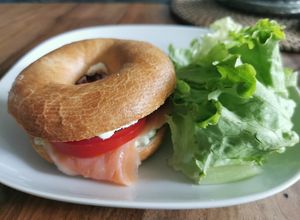 Une photo de Bagel au saumon fumé et fromage frais