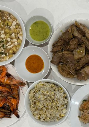 Hình của món Cơm nhà với vịt kho nước dừa, xôi đậu xanh, tôm hấp sả, súp rau củ.