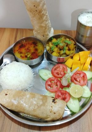 A picture of Daal Chawal Sabji Roti.