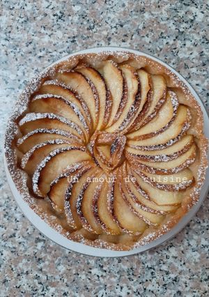 Une photo de Tarte aux pommes à la crème pâtissière ☕