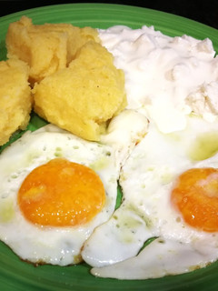 Una foto de Huevos fritos con queso griego y masa de maíz - plato único
