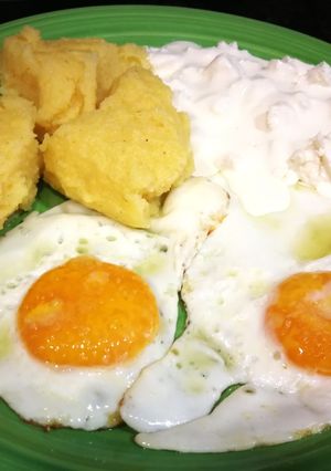 Una foto de Huevos fritos con queso griego y masa de maíz - plato único