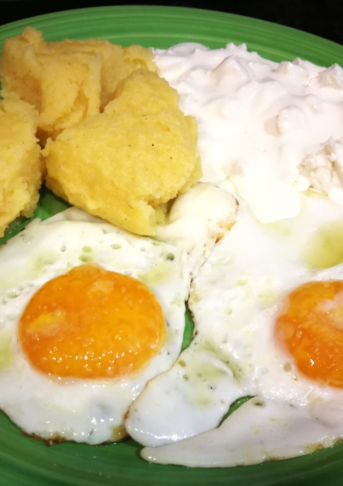 Una foto de Huevos fritos con queso griego y masa de maíz - plato único