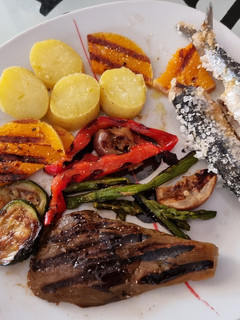 Una foto de Sardinas al horno (acompañado de verduritas plancha)