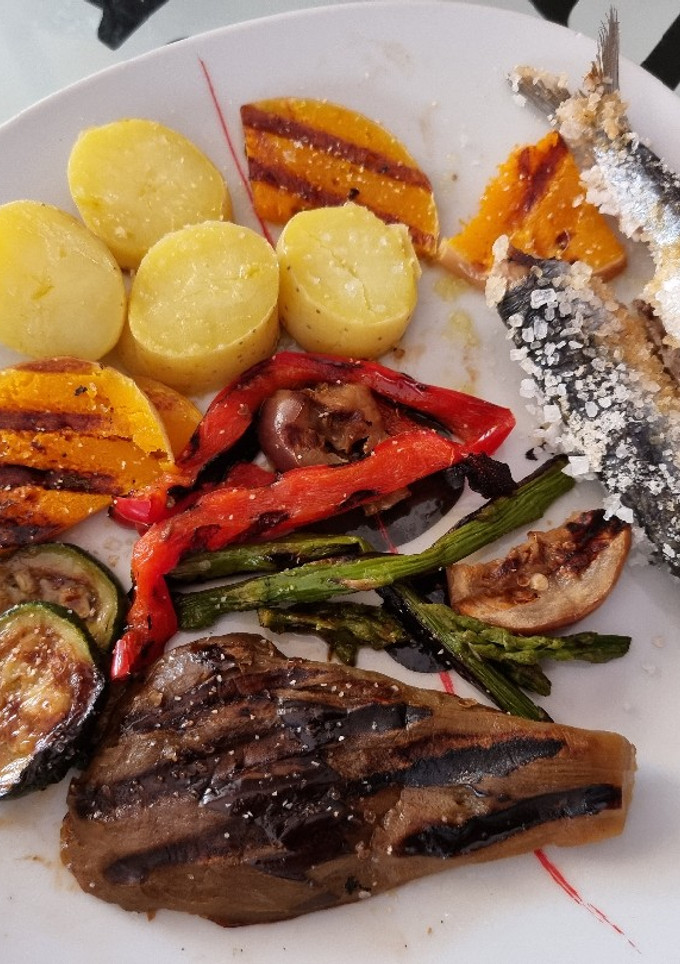 Una foto de Sardinas al horno (acompañado de verduritas plancha)