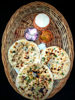 अमृतसरी आलू कुलचा (Amritsari Aloo Kulcha Recipe In Hindi) रेसिपी मुख्य फोटो