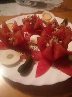 Una foto de Tomates en flor aliñado con huevo cocido