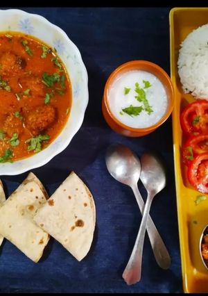 A picture of Lauki kofta, rice and roti.