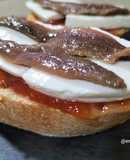 Montadito de anchoa con queso fresco y mermelada de tomate