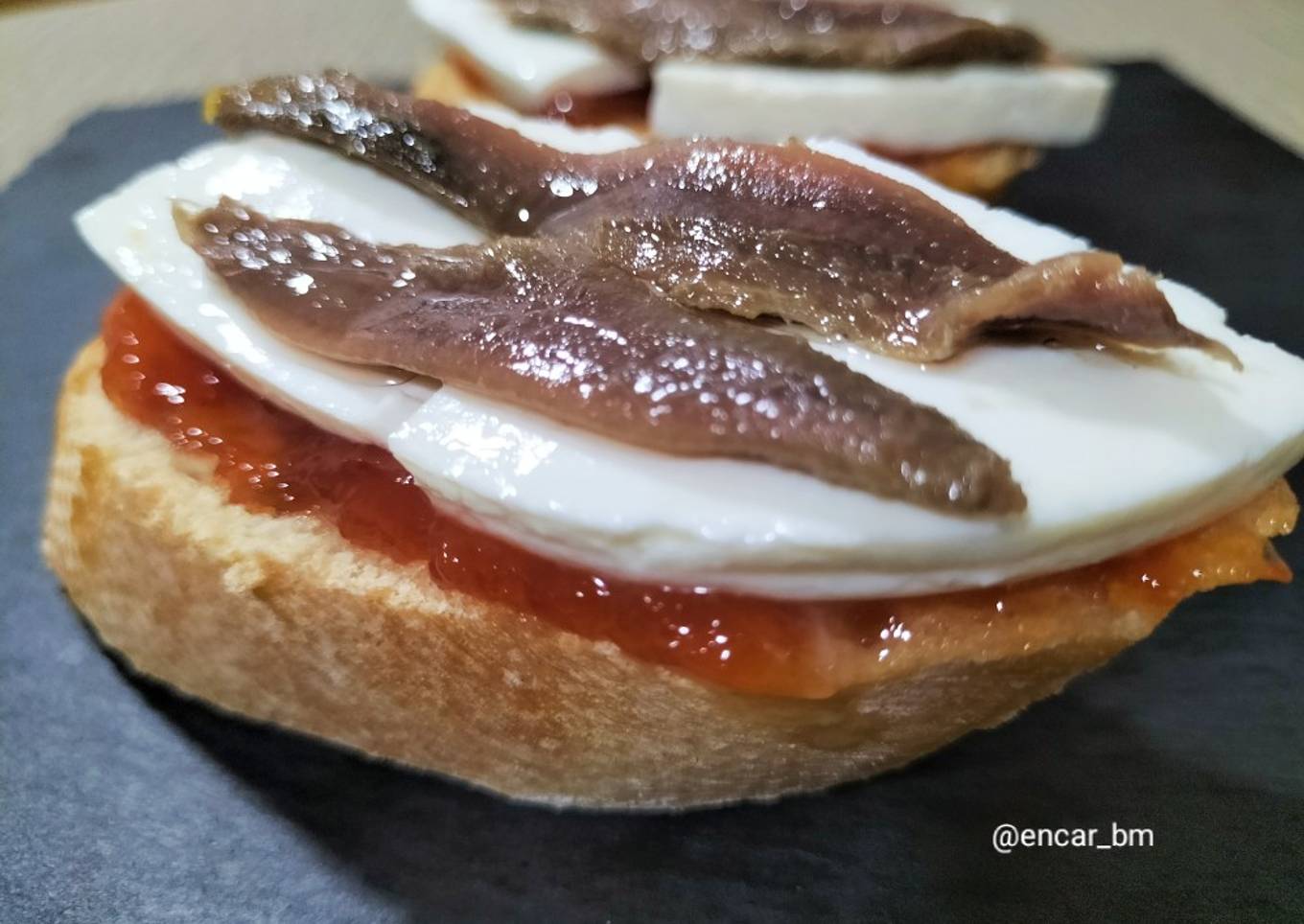 Montadito de anchoa con queso fresco y mermelada de tomate
