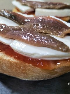 Una foto de Montadito de anchoa con queso fresco y mermelada de tomate