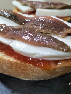 Una foto de Montadito de anchoa con queso fresco y mermelada de tomate