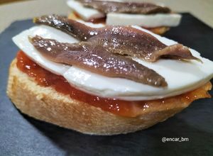 Una foto de Montadito de anchoa con queso fresco y mermelada de tomate