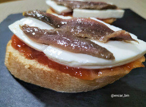 Una foto de Montadito de anchoa con queso fresco y mermelada de tomate