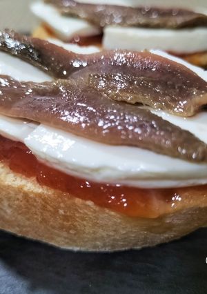 Una foto de Montadito de anchoa con queso fresco y mermelada de tomate