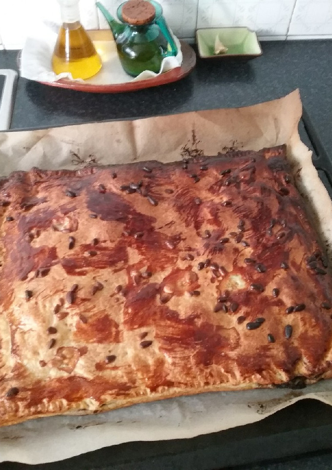 Una foto de Hojaldre relleno de morcilla y manzana