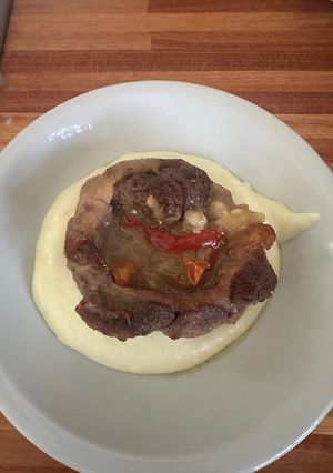 Una foto de Ossobuco al horno con puré