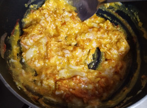 Una foto de Huevos cremosos con cúrcuma para el desayuno