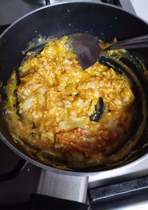Una foto de Huevos cremosos con cúrcuma para el desayuno