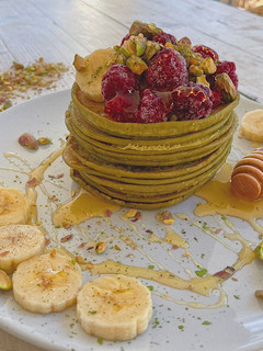 Una foto de Pancakes de matcha con pistachos
