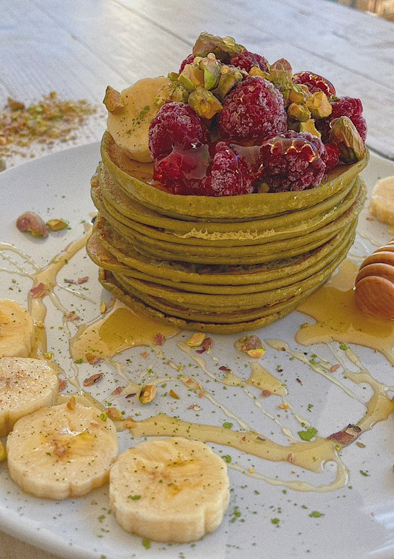 Una foto de Pancakes de matcha con pistachos