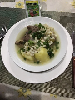 Una foto de Sopa de osobuco con maíz blanco