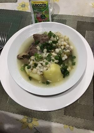 Una foto de Sopa de osobuco con maíz blanco