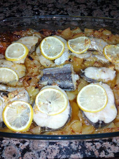 Una foto de Merluza al horno con guarnición de patata
