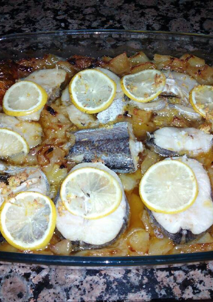 Una foto de Merluza al horno con guarnición de patata