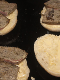 Una foto de Bocadillitos de sobras de tortilla de alcachofas y queso fresco