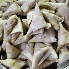 A picture of Alu samosa.