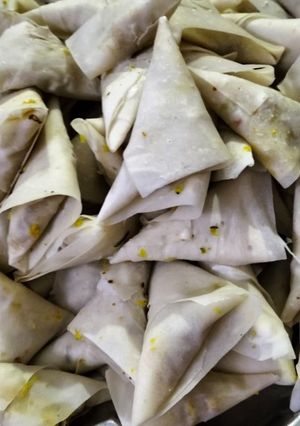 A picture of Alu samosa.