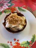 Cestino di cioccolato fondente farcito con crema mascarpone guarnito con cramble