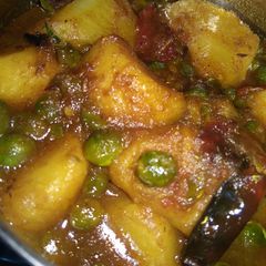 A picture of Aaloo matar curry.