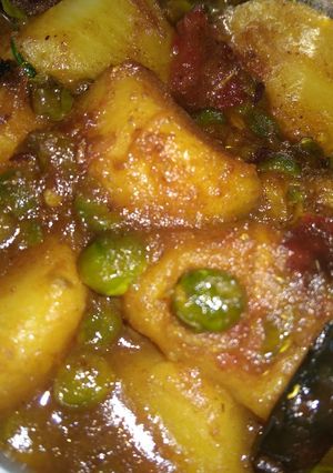 A picture of Aaloo matar curry.